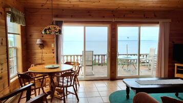 Télévision, lecteur de DVD, livres