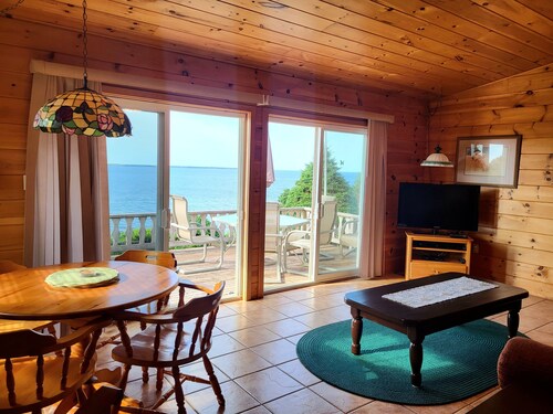 Oceantfront Cottage and 200 feet to a secluded beach. 25min to Charlottetown