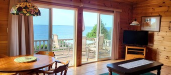 Oceantfront Cottage and 200 feet to a secluded beach. 25min to Charlottetown