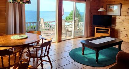 Oceantfront Cottage and 200 feet to a secluded beach. 25min to Charlottetown