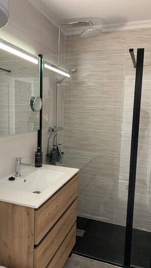 Secadora de cabello, bidet, toallas, jabón 