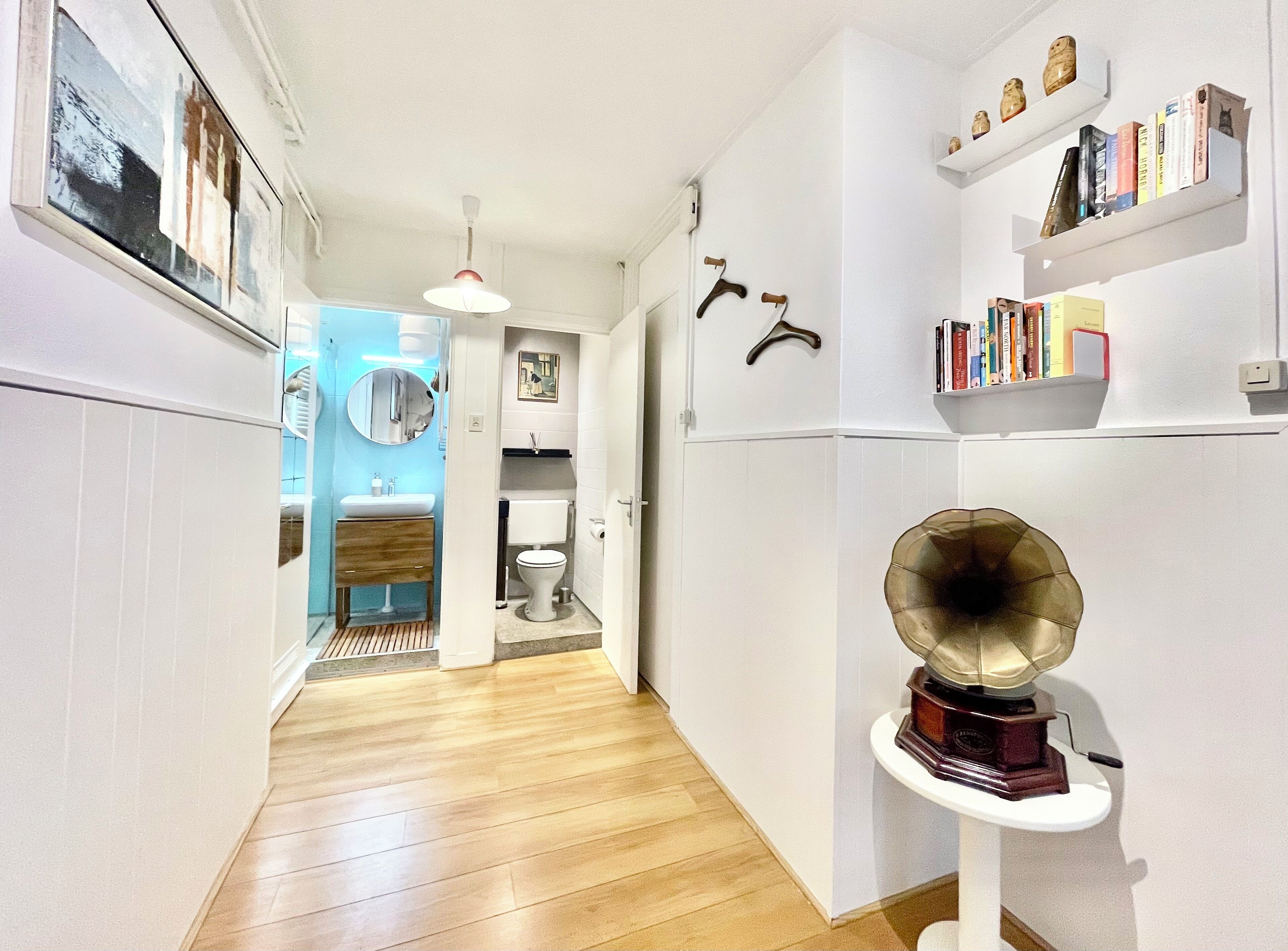 Een douche, milieuvriendelijke toiletartikelen, een haardroger