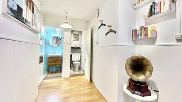 Een douche, milieuvriendelijke toiletartikelen, een haardroger