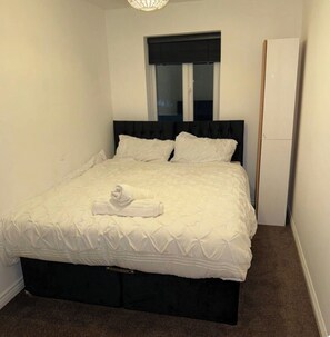 1 habitación, tabla de planchar con plancha, wifi gratis y ropa de cama 