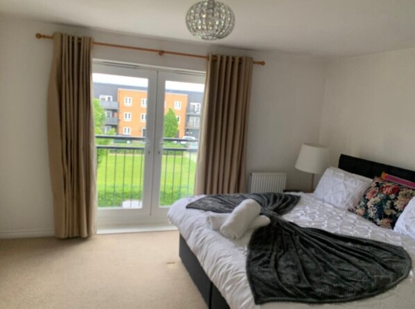 Room - Cozy Luxurious And Spacious 4 Bed Home (Grays)