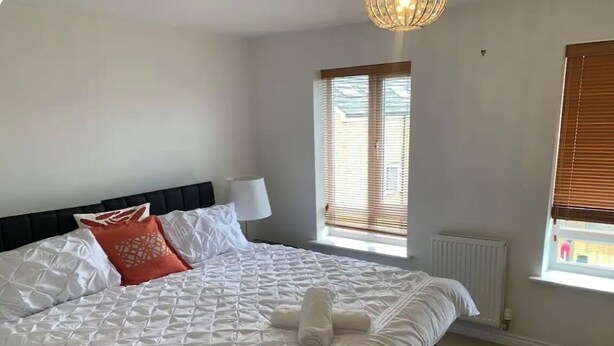 Unclassified image, 1 of 11, button - Cozy Luxurious And Spacious 4 Bed Home (Grays)