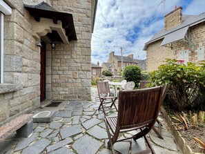 Outdoor dining - Maison Dinard 6 Pers. La Malouine à 2 min à Pieds de la Plage (Dinard)