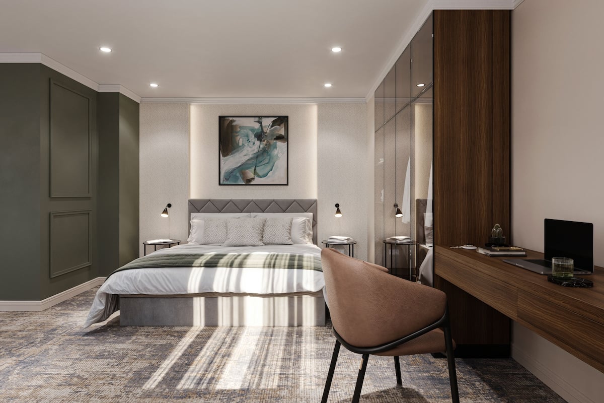 Ein modernes Schlafzimmer mit einem großen Bett, einem Schreibtisch und einem Sessel.