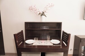 Dining - Comfy Studio UnitL @OneMadison34 (Iloilo City)