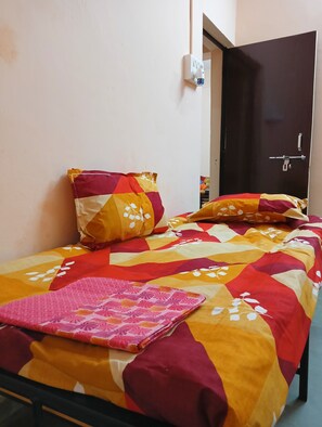 3 bedrooms, bed sheets - Rajtaru Home Stay - Stay at the posh and peace full place of the city. (Ujjain)