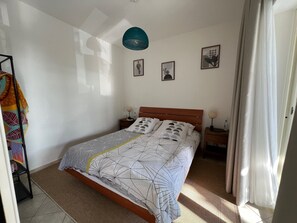 1 makuuhuone, silitysrauta/-lauta