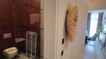 Departamento urbano, 1 cama King size y sofá cama, para no fumadores, baño privado | Baño | Amenidades de baño gratuitas, secadora de cabello, jabón, shampoo