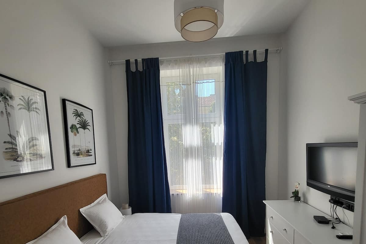 Appartement Familial, 2 chambres, non-fumeurs, salle de bains privée | 2 chambres, décoration personnalisée, ameublement personnalisé, bureau