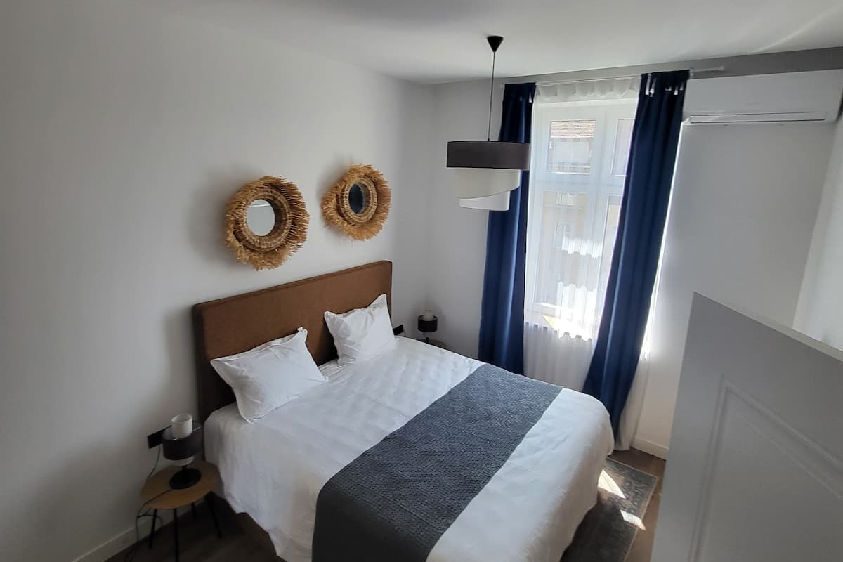 Appartement Ville, 1 très grand lit et 1 canapé-lit, non-fumeurs, salle de bains privée | 2 chambres, décoration personnalisée, ameublement personnalisé, bureau