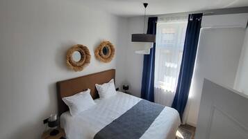City Apartment, 1 King Bed with Sofa bed, Non Smoking, Private Bathroom | 2 bedrooms, individually decorated, individually furnished, desk