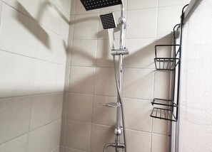Combined shower/tub, hydromassage showerhead, designer toiletries - Nevada Garden (Istanbul)