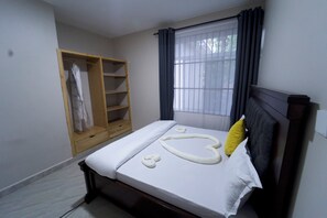 8 bedrooms, iron/ironing board, WiFi, bed sheets - 8-bedroom bed & breakfast in Kona ya Banana Arusha with WiFi (Arusha)