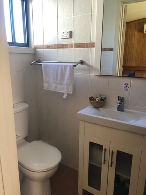 Shower, towels, soap, shampoo - Cabin 1- 2 room with use of infrastructure like pool, spa, tennis court. kitchen (O'Connell)