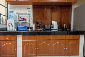 Superior Apartment, 3 Bedrooms, Kitchen, Ground Floor | Private kitchen | Electric kettle, highchair, dining tables - Takdiri Home Superior (Nairobi)