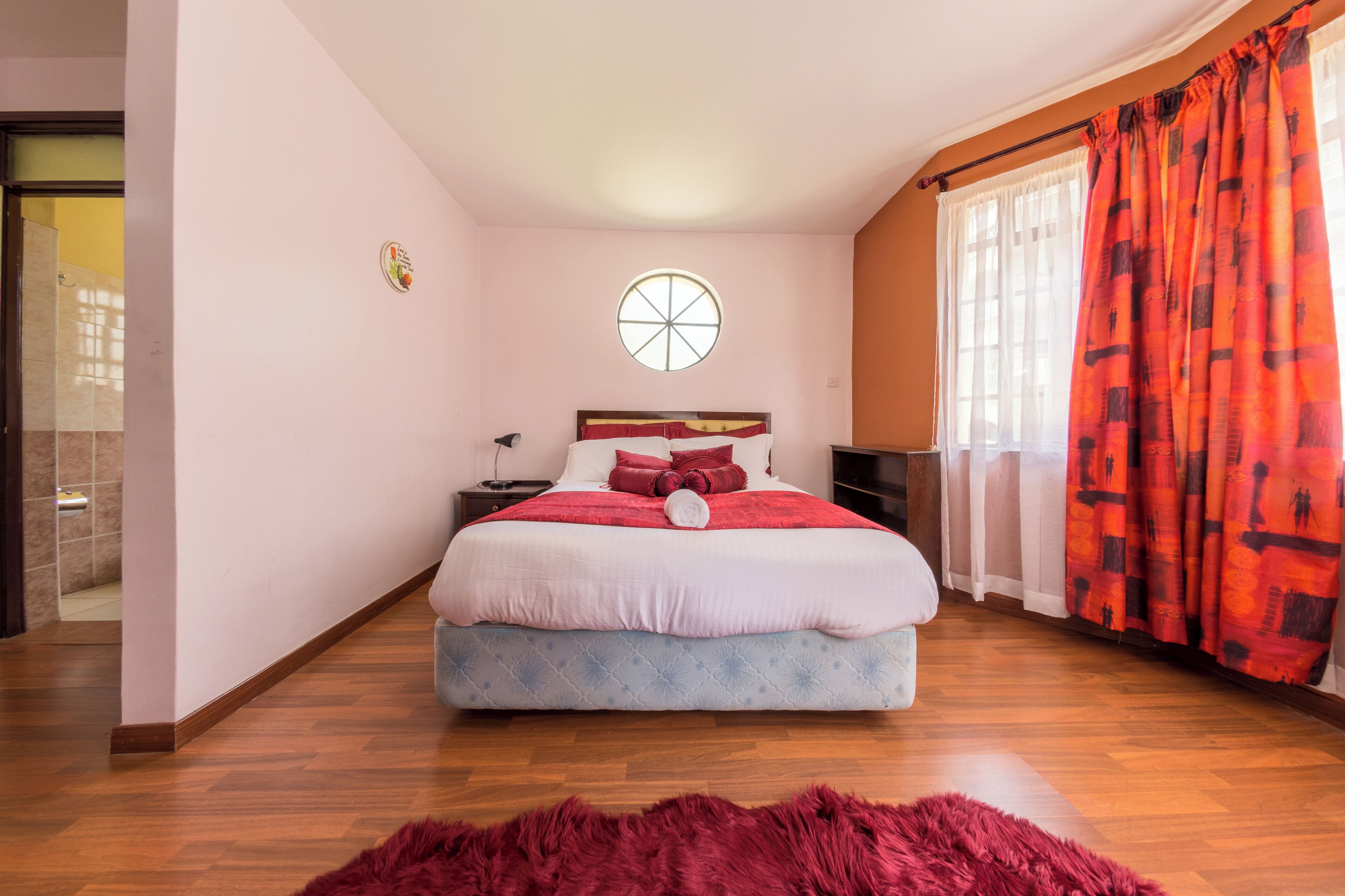 Une chambre à coucher avec un lit, une fenêtre et une porte.