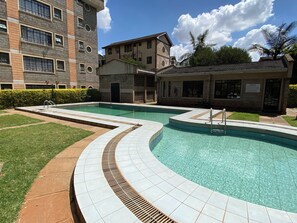 Una piscina al aire libre