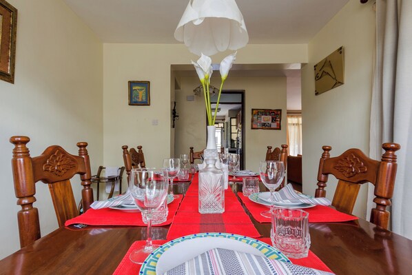 Superior Apartment, 3 Bedrooms, Kitchen, Ground Floor | In-room dining