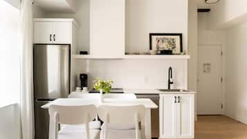 Réfrigérateur, micro-ondes, four, plaque de cuisson