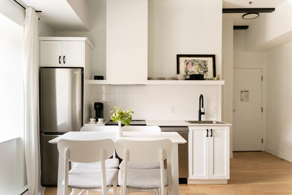 Kühlschrank, Mikrowelle, Ofen, Herdplatte