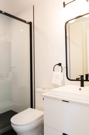 Douche, sèche-cheveux, serviettes fournies, shampoing