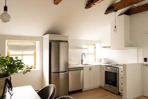 Frigorífico, microondas, horno y placa de cocina