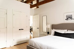 1 bedroom, desk, iron/ironing board, WiFi