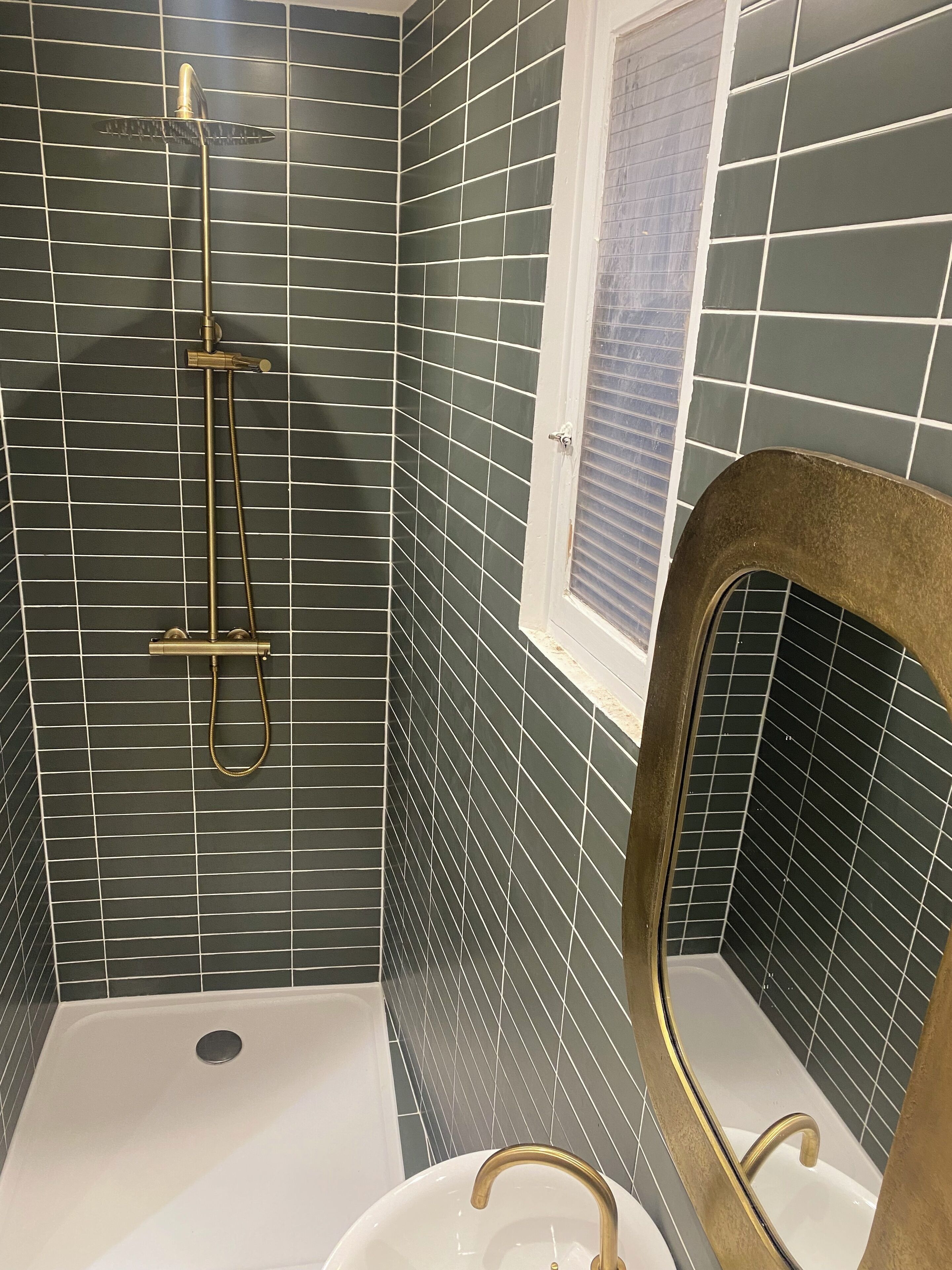 Serviettes fournies, papier toilette