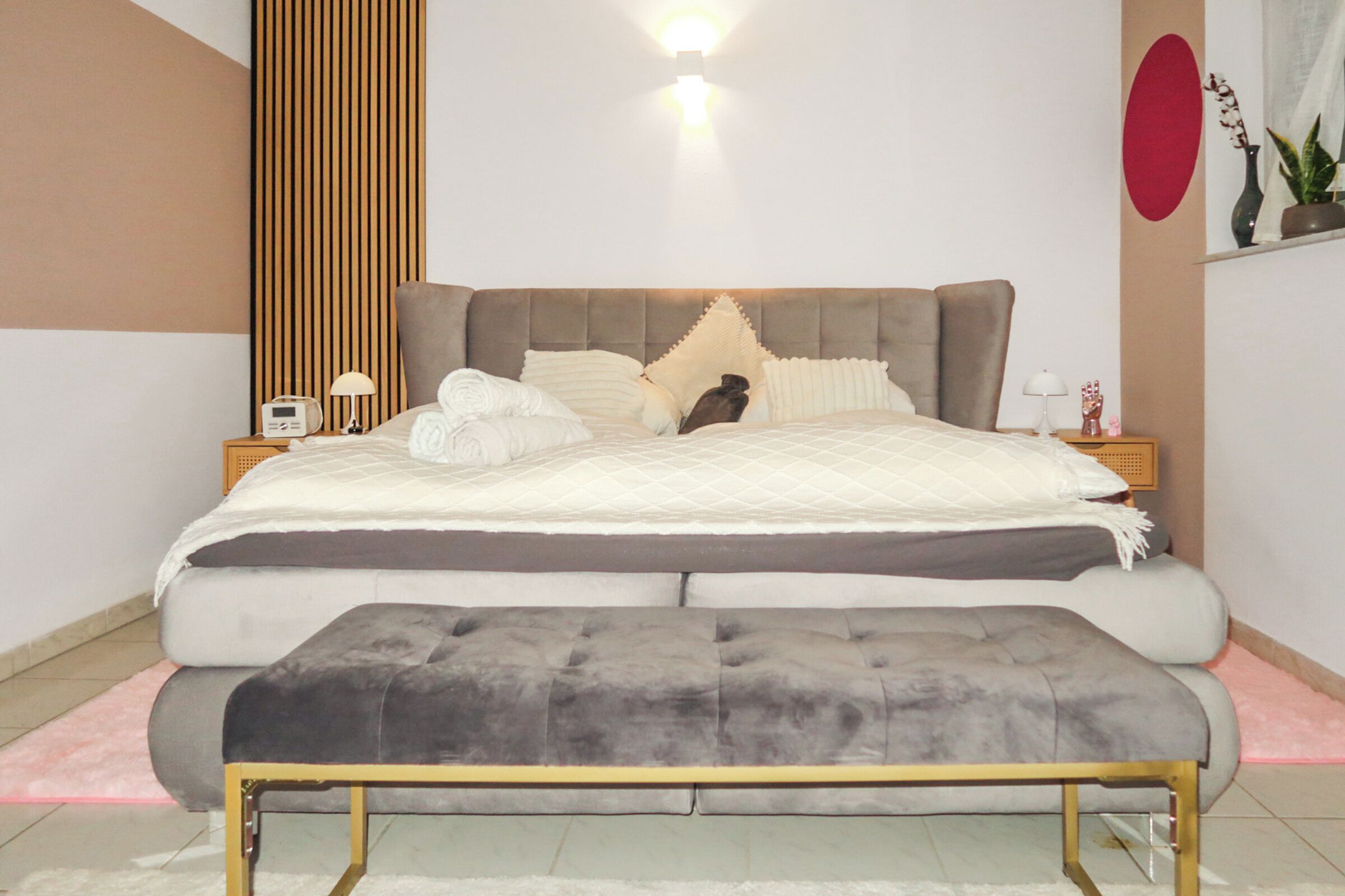 2 slaapkamers, een bureau, een strijkplank/strijkijzer, reisbedje