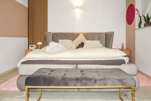 2 Schlafzimmer, Schreibtisch, Bügeleisen/Bügelbrett, Reisekinderbett