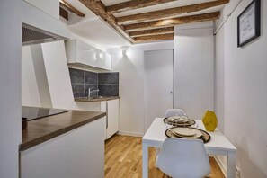 Kjøleskap, mikrobølgeovn, kokeplater og kaffetrakter/tekoker