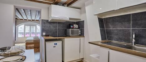 Frigorífico, microondas, placa de cocina y cafetera o tetera