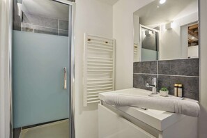 Dusj, hårføner, håndklær og såpe