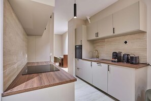 Fridge, microwave, oven, stovetop - Superb Apartment 2 bedrooms Center of Paris (Paris)