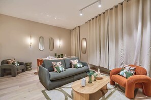 TV, offices - Superb Apartment 2 bedrooms Center of Paris (Paris)