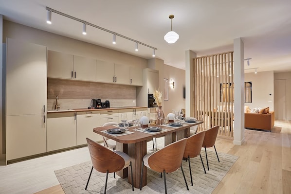 Una cocina moderna con comedor.