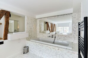 Regadera, secadora de cabello, toallas, jabón 