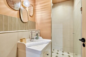 Regadera, secadora de cabello, toallas, jabón 