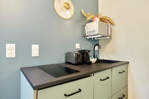 Frigorífico, microondas, placa de cocina y cafetera o tetera