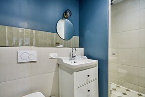 Ducha, secador de pelo, toallas y jabón