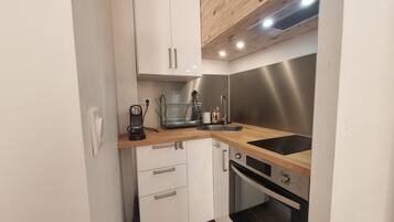 Frigorífico, horno, placa de cocina y cafetera o tetera