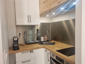 Refrigerador, horno, parrilla de estufa y cafetera y tetera 