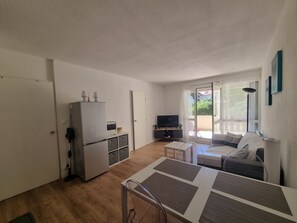 TV - Renovated Apartment in Seignosse Penon - Walk to Beach & Shops, Free Parking, Wi-Fi (Seignosse)