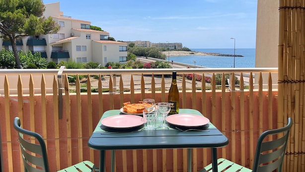 Outdoor dining - Studio renovated in 2024 with terrace, air conditioning and parking, 50m from the beach (Sète)