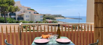 Studio renovated in 2024 with terrace, air conditioning and parking, 50m from the beach