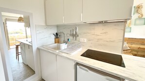 Private kitchen - Studio renovated in 2024 with terrace, air conditioning and parking, 50m from the beach (Sète)